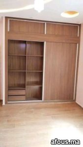 Placard coulissant en mélaminé effet noyer avec surmeubles — Agadir