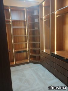 Dressing d'angle en noyer à colonne pivotante et éclairage LED — Oujda