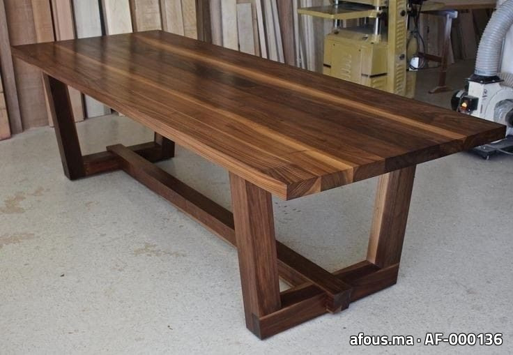 Grande table en bois de noyer massif à piètement architectural — Oujda