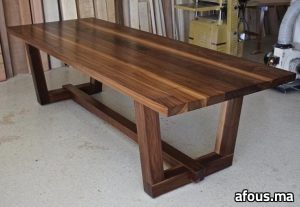 Grande table en bois de noyer massif à piètement architectural — Oujda