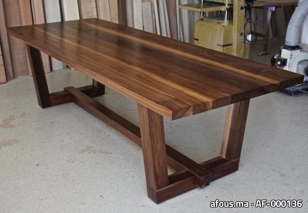 Grande table en bois de noyer massif à piètement architectural