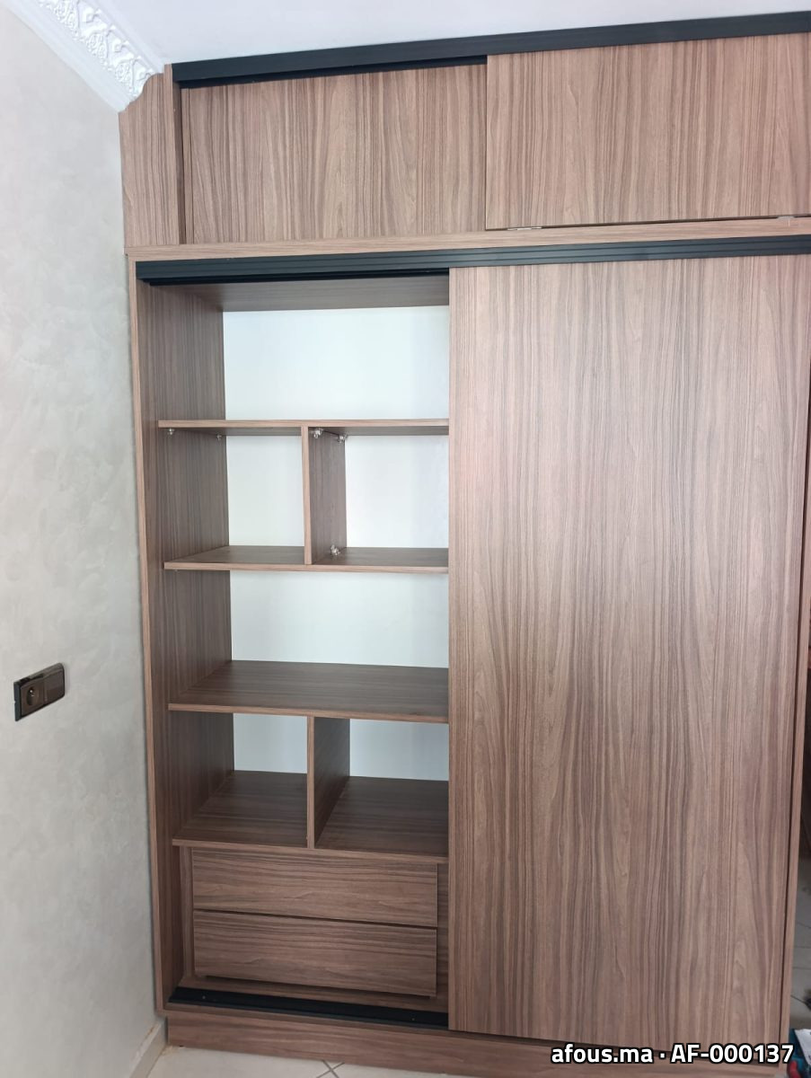 Placard à portes coulissantes en mélaminé effet noyer à niches — Tanger