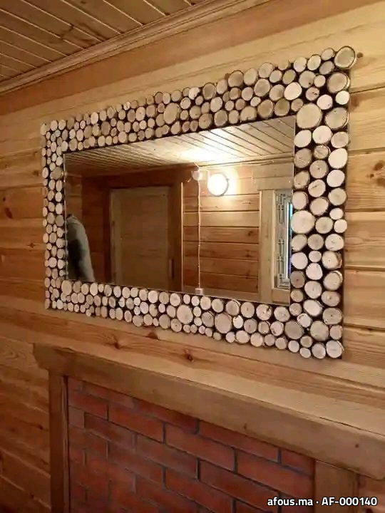 Miroir mural encadré de rondelles de bois au-dessus d'une cheminée — Agadir