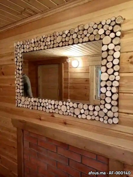 Miroir mural encadré de rondelles de bois au-dessus d'une cheminée