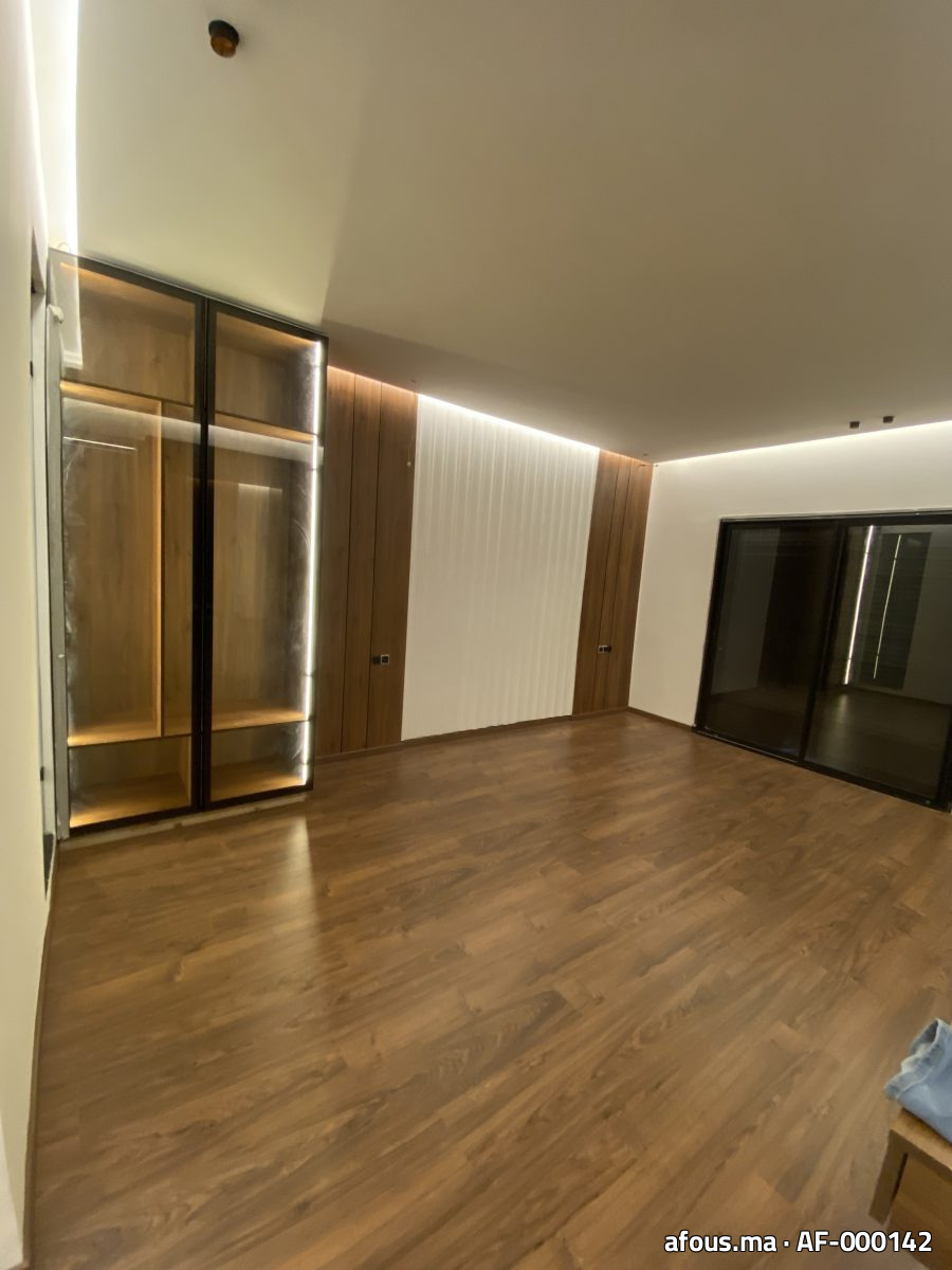 Habillage mural en bois et vitrine métallique éclairée LED — Casablanca