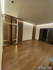 Habillage mural en bois et vitrine métallique éclairée LED — Casablanca