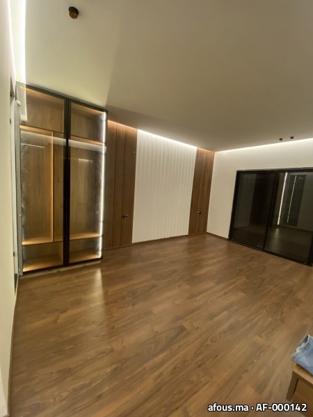 Habillage mural en bois et vitrine métallique éclairée LED