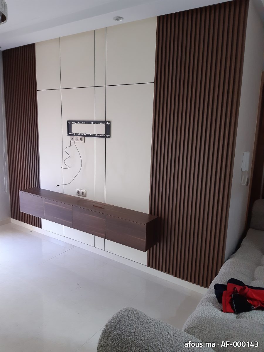 Meuble TV mural à tasseaux de bois et console suspendue — Mohammédia