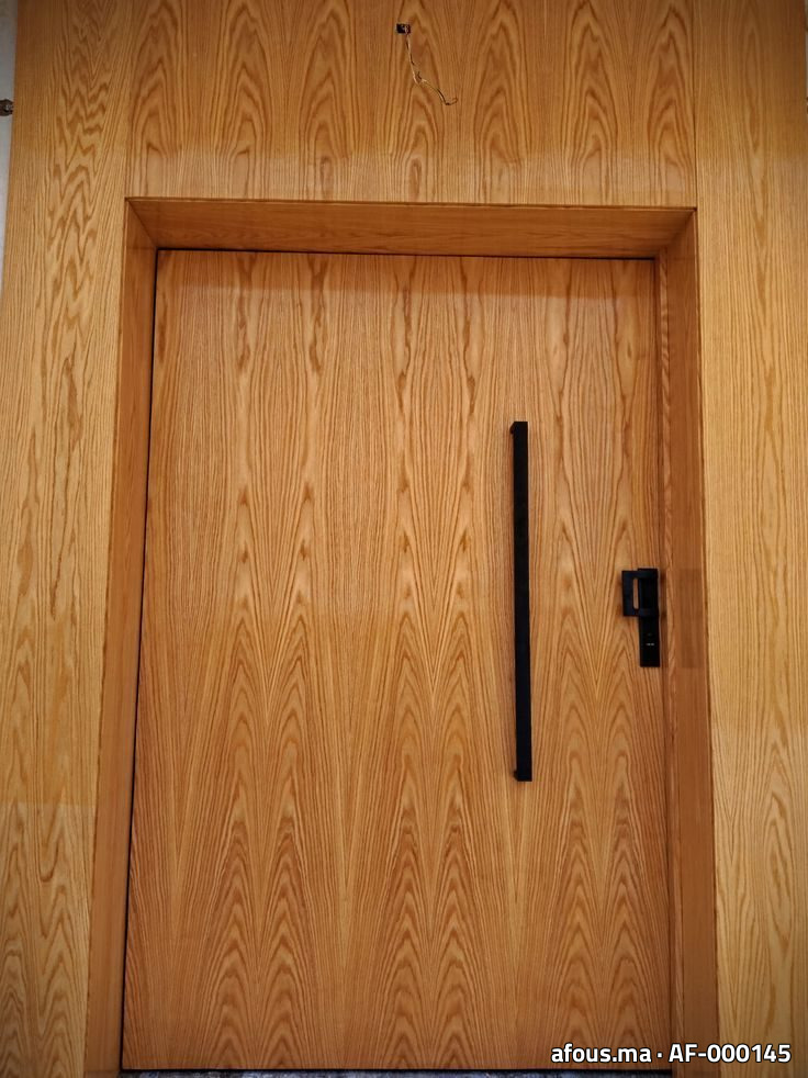 Porte intérieure en bois de chêne avec habillage mural assorti — Agadir