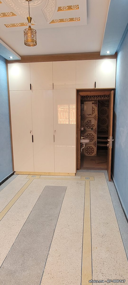Placard toute hauteur laqué blanc dans un couloir — Aït Melloul