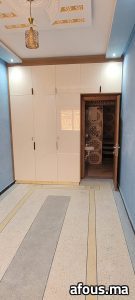 Placard toute hauteur laqué blanc dans un couloir — Aït Melloul