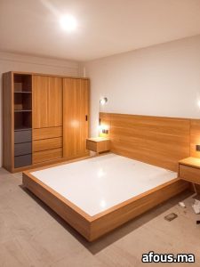 Chambre à coucher en bois avec lit, tête de lit, armoire et chevet — Aït Melloul