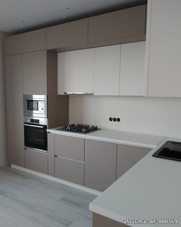Cuisine en L à façades taupe et crème mat avec plan blanc — Salé