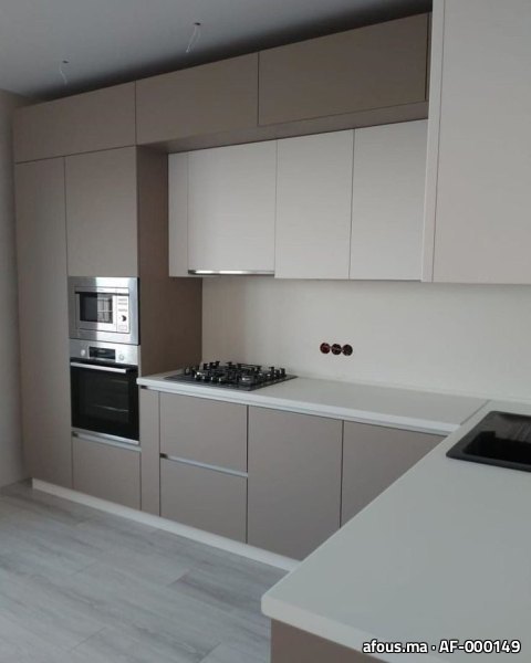 Cuisine en L à façades taupe et crème mat