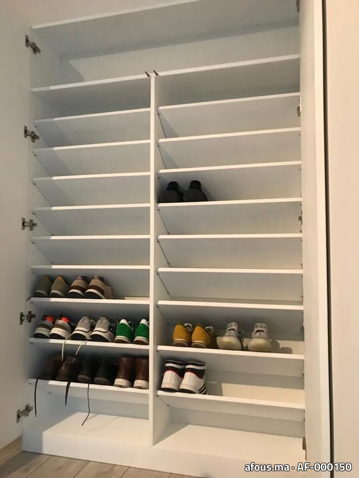 Meuble à chaussures encastré blanc à étagères inclinées — El Jadida