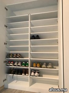 Meuble à chaussures encastré blanc à étagères inclinées — El Jadida