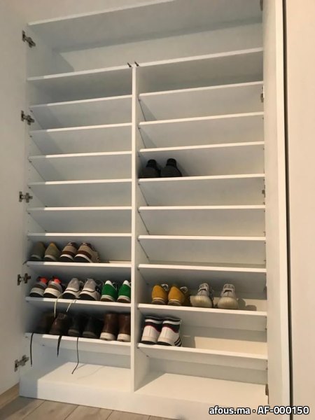 Meuble à chaussures encastré blanc à étagères inclinées