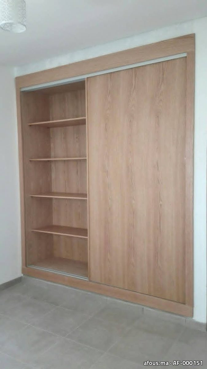 Placard encastré à portes coulissantes en mélaminé effet bois clair — Agadir