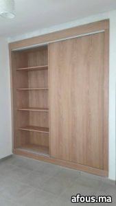 Placard encastré à portes coulissantes en mélaminé effet bois clair — Agadir