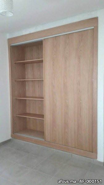 Placard encastré à portes coulissantes en mélaminé effet bois clair