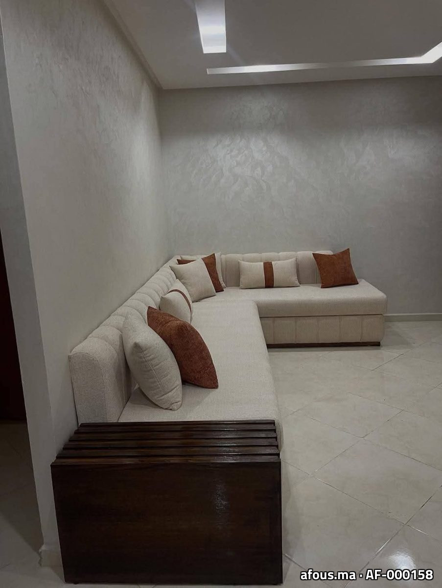 Salon marocain d'angle en tissu beige à coussins terracotta — Casablanca