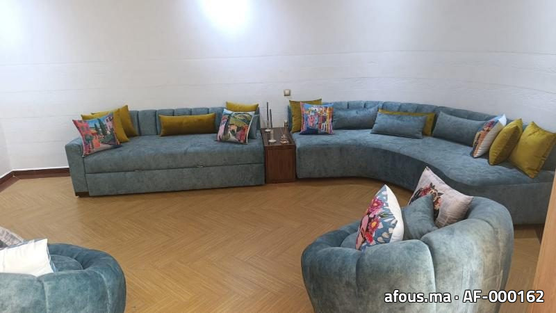 Grand salon marocain en velours bleu canard à coussins jaunes — Casablanca