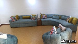 Grand salon marocain en velours bleu canard à coussins jaunes — Casablanca