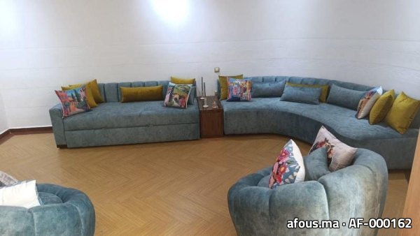 Grand salon marocain en velours bleu canard à coussins jaunes