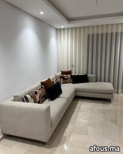 Canapé d'angle contemporain en tissu beige-gris avec coussins — Casablanca