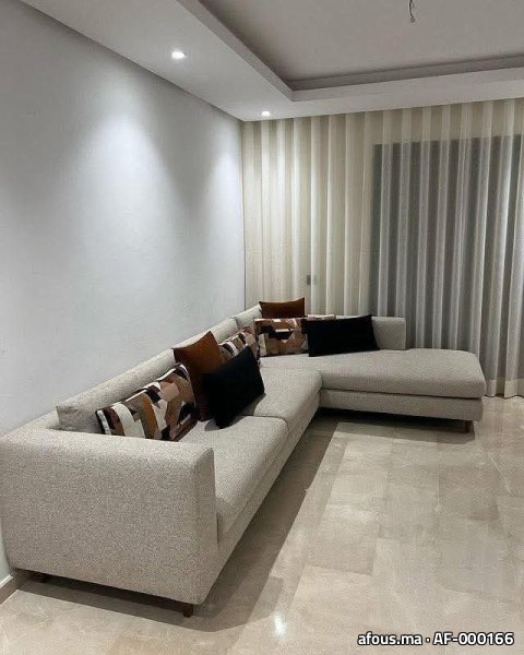 Canapé d'angle contemporain en tissu beige-gris avec coussins