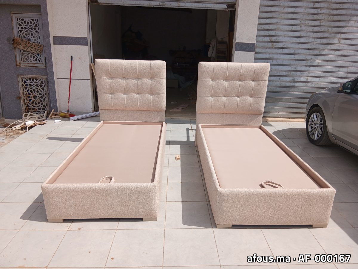 Deux sommiers avec têtes de lit capitonnées en tissu beige — Rabat