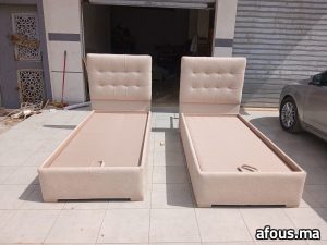 Deux sommiers avec têtes de lit capitonnées en tissu beige — Rabat