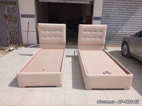 Deux sommiers avec têtes de lit capitonnées en tissu beige