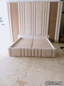 Lit et tête de lit capitonnés en velours beige, fabrication tapissier — Rabat