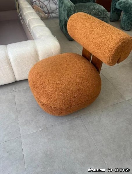 Fauteuil bas tapissé en tissu bouclé orange à piètement bois