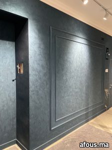 Enduit décoratif anthracite à moulure — Oujda