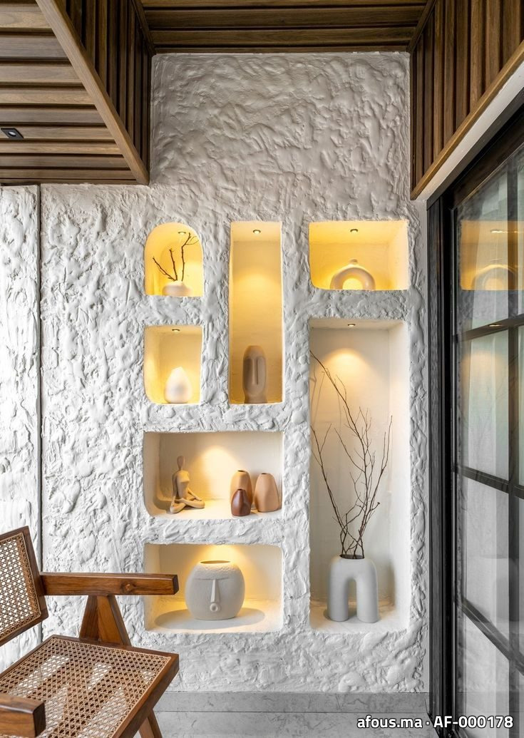 Mur en enduit blanc à niches rétro-éclairées à vases — Casablanca