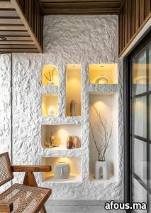 Mur en enduit blanc à niches rétro-éclairées à vases — Casablanca