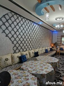 Salon marocain à mur capitonné rétro-éclairé et faux plafond à poutres — Béni Mellal