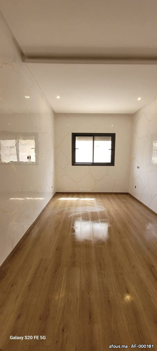 Chambre à murs en dalles effet marbre blanc veiné d'or — Rabat