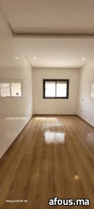 Chambre à murs en dalles effet marbre blanc veiné d'or — Rabat