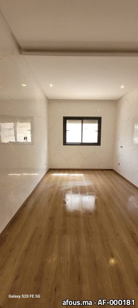 Chambre à murs en dalles effet marbre blanc veiné d'or