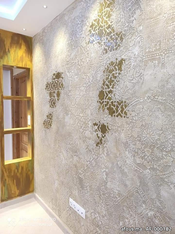 Mur en enduit décoratif nuage avec pochoirs dorés — Meknès