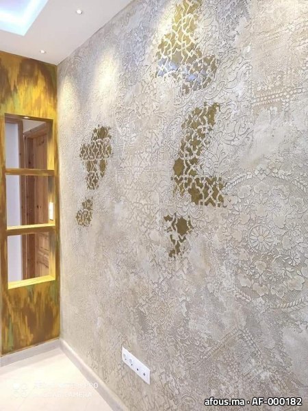 Mur en enduit décoratif nuage avec pochoirs dorés