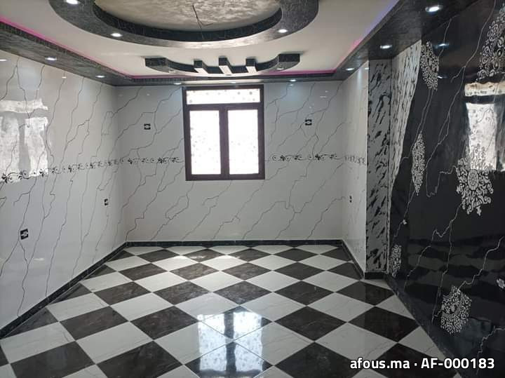 Séjour à murs effet marbre et faux plafond ovale rose et noir — Meknès