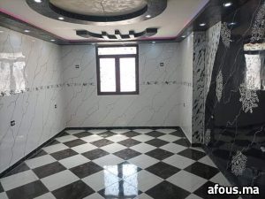 Séjour à murs effet marbre et faux plafond ovale rose et noir — Meknès