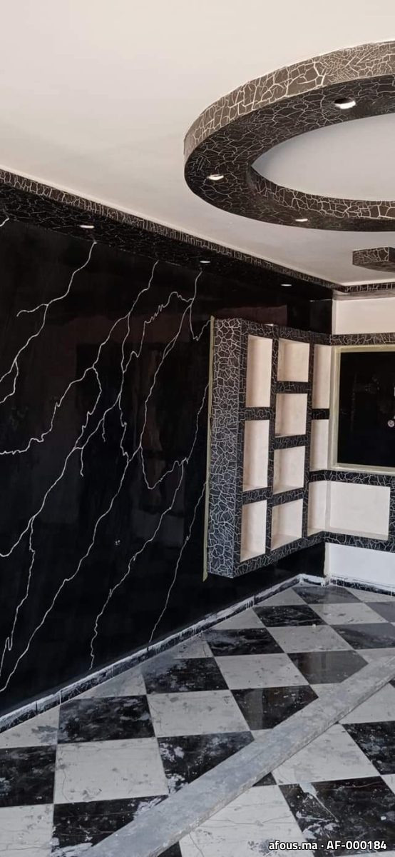 Séjour à mur en marbre noir et meuble à niches craquele — Meknès