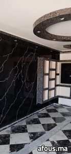 Séjour à mur en marbre noir et meuble à niches craquele — Meknès