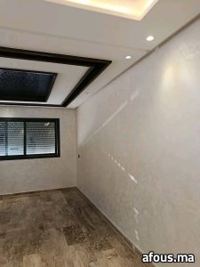 Chambre à enduit nacré beige et faux plafond à claustra noir — Fès