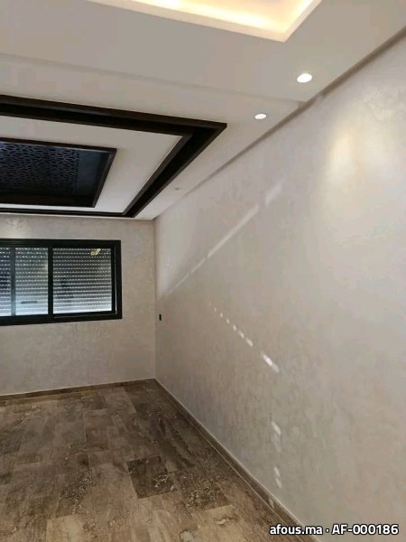 Chambre à enduit nacré beige et faux plafond à claustra
